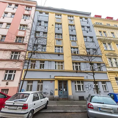 Boris Namesti Miru Apartment *