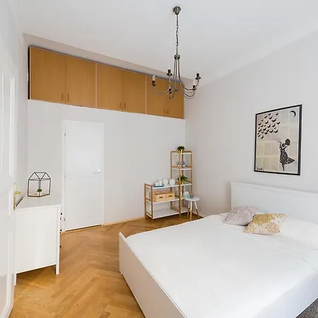 Boris Namesti Miru Apartment *